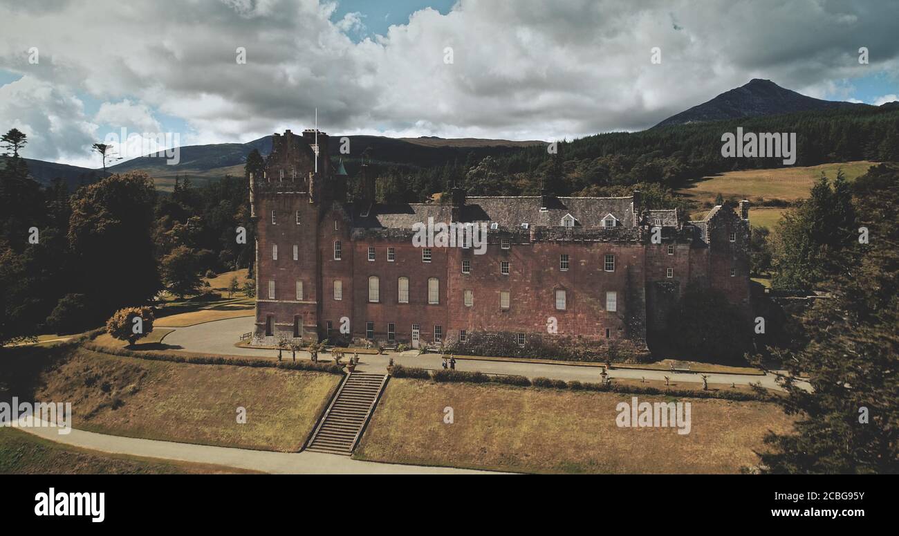 Scotland's Brodick Castle foto aerea: Heritage of Scottish. Punto di riferimento storico dell'Isola di Arran con un paesaggio maestoso. Parchi e giardino vicino Foto Stock