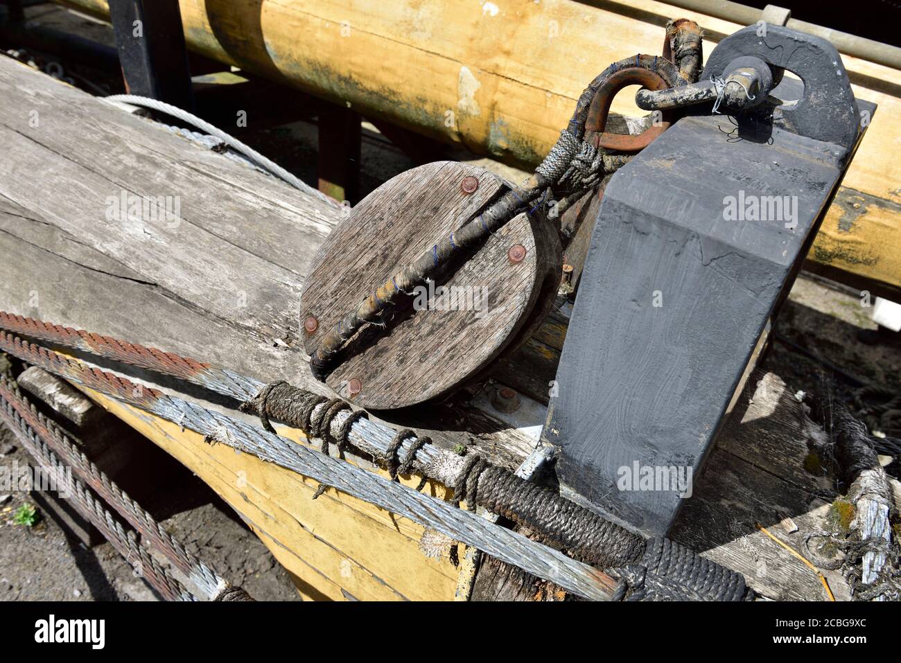 Vecchio cavo in acciaio arrugginito, puleggia nel museo del cantiere Foto Stock