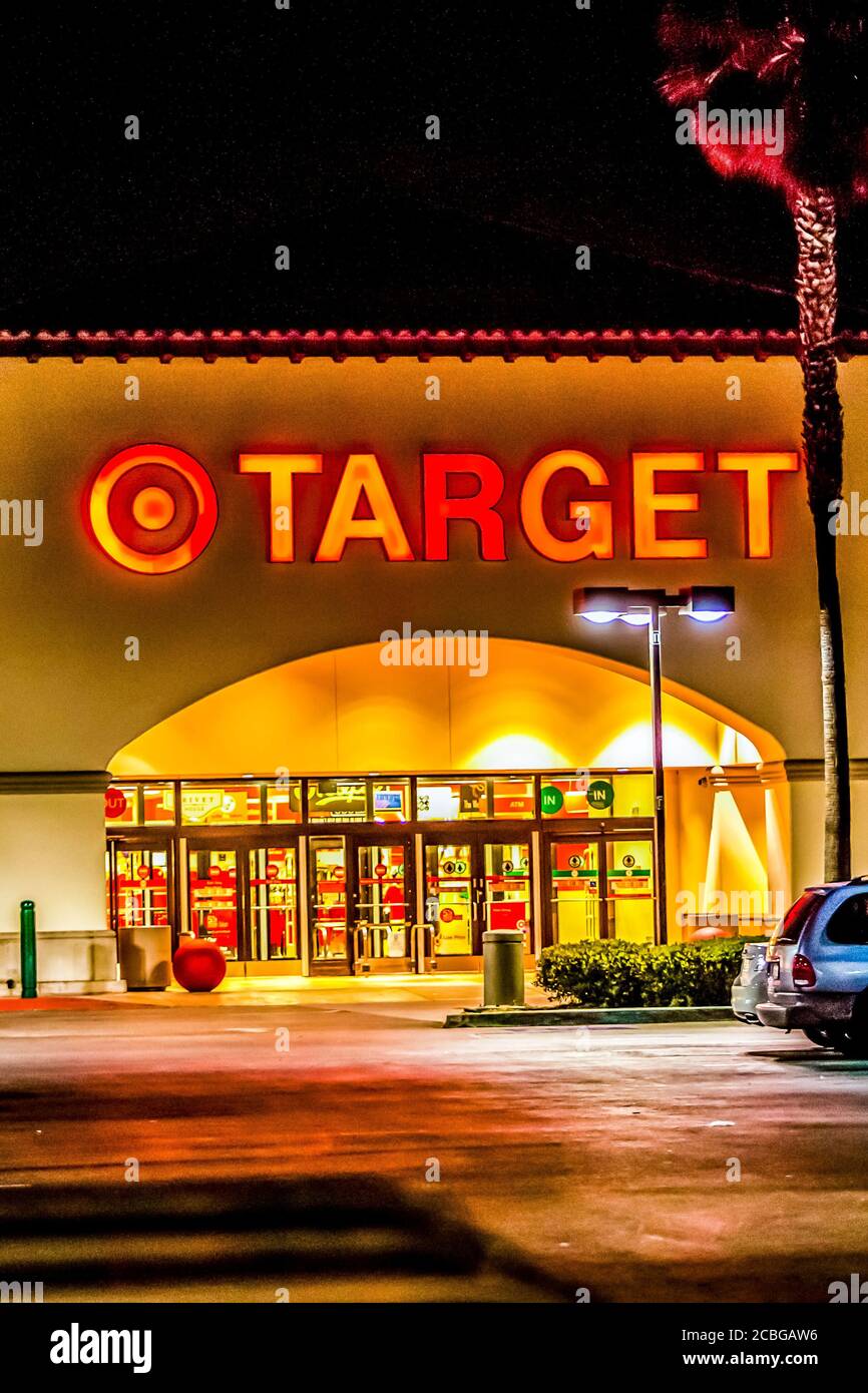 Un Target Store di notte nella zona di Oxnard , Ventura, Camariillo della California USA Foto Stock