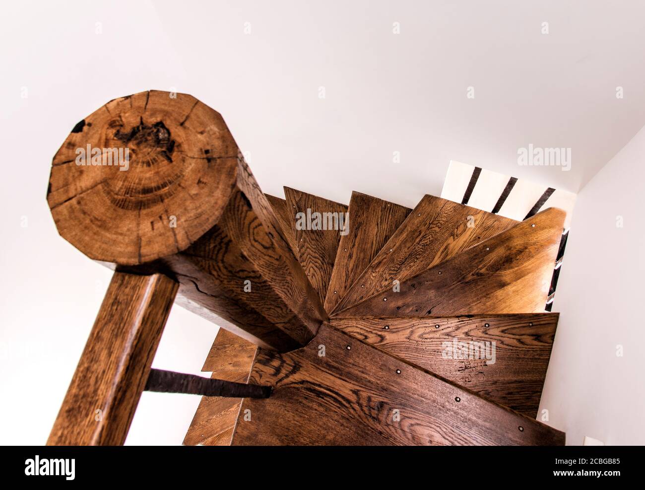 Scala personalizzata in legno a spirale Foto Stock