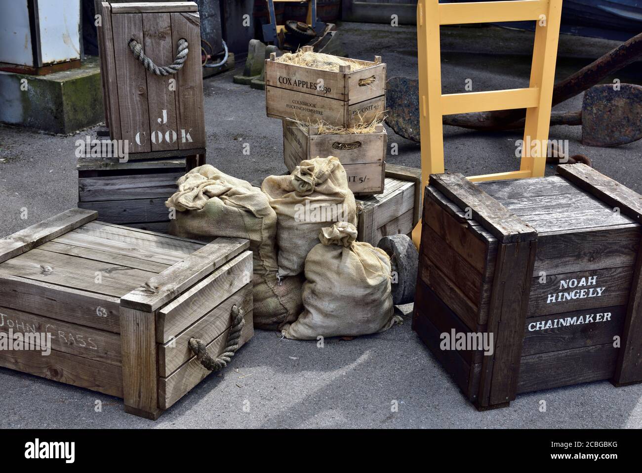 Storiche vecchie scatole di legno, borse di hessian a sarebbe stato utilizzato per la spedizione di merci nel 19 ° secolo presso il museo SS Gran Bretagna Foto Stock