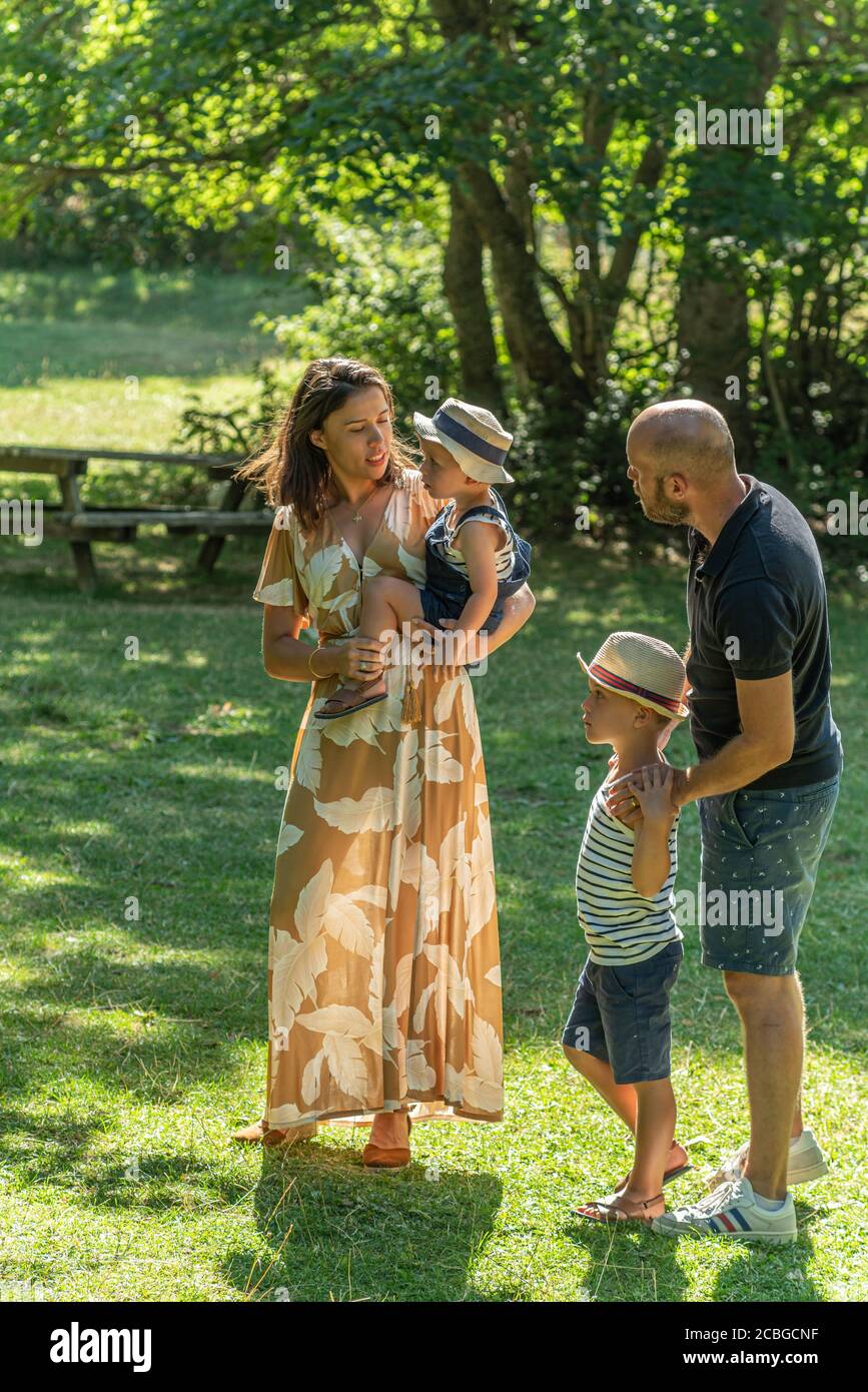 Famiglia francese escursioni nella foresta insieme su nuova normalità vacanza Foto Stock