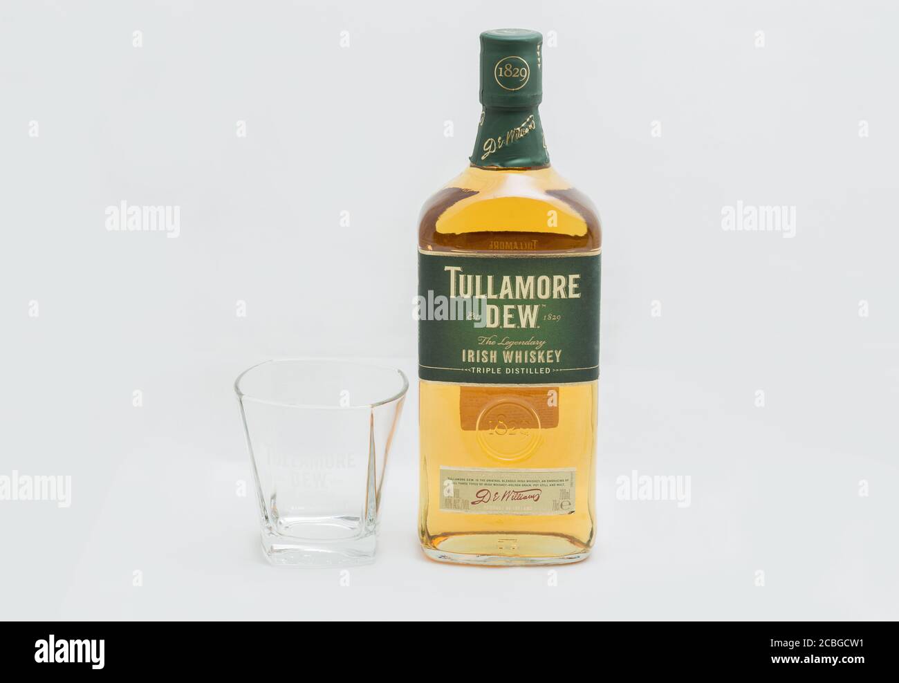 KIEV, UCRAINA - 17 AGOSTO 2019: Bottiglia di RUGIADA di Tullamore whisky irlandese mescolato e vetro chiodo di garofano su sfondo bianco. È prodotto da William G. Foto Stock