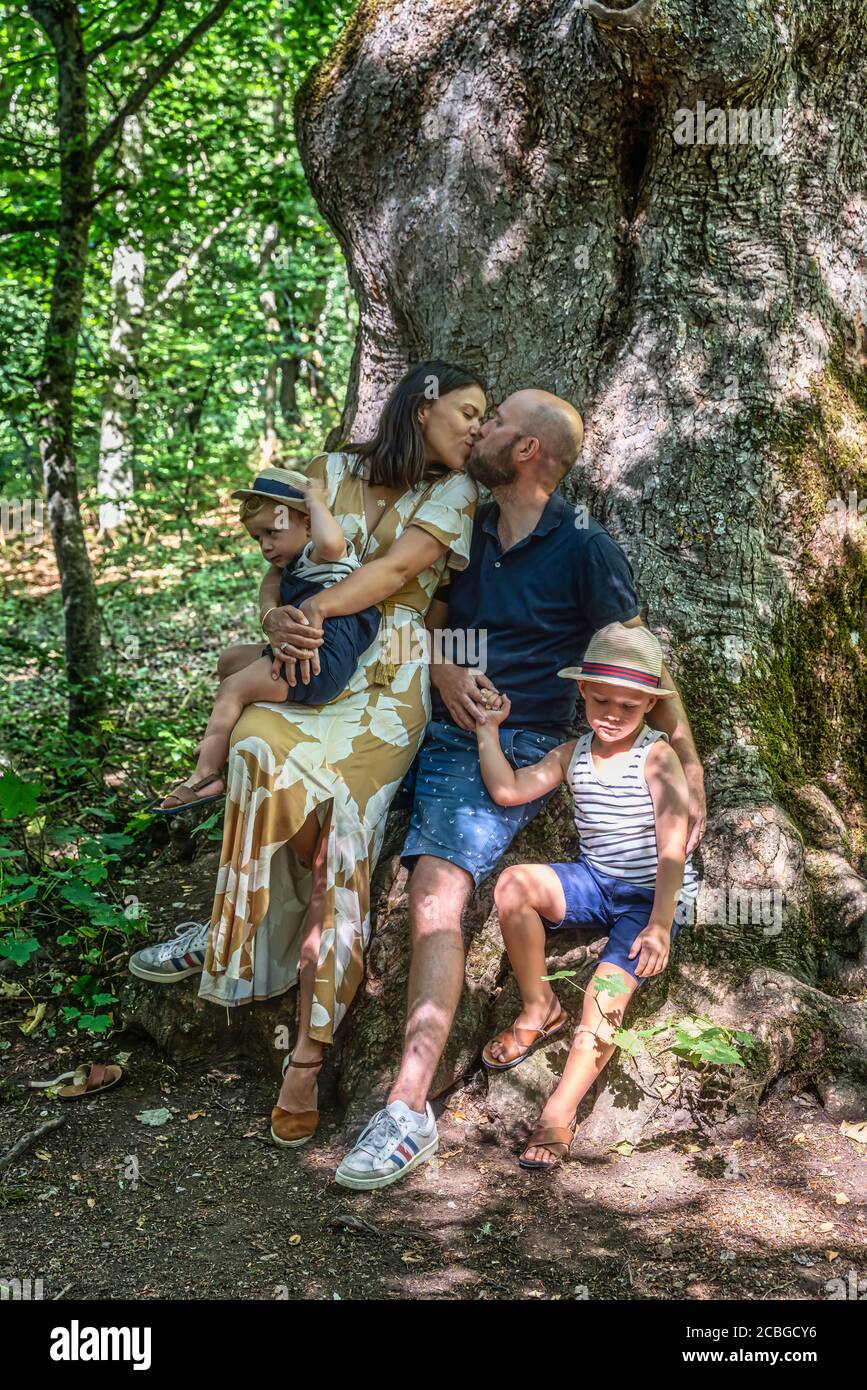 Famiglia francese escursioni nella foresta insieme su nuova normalità vacanza Foto Stock