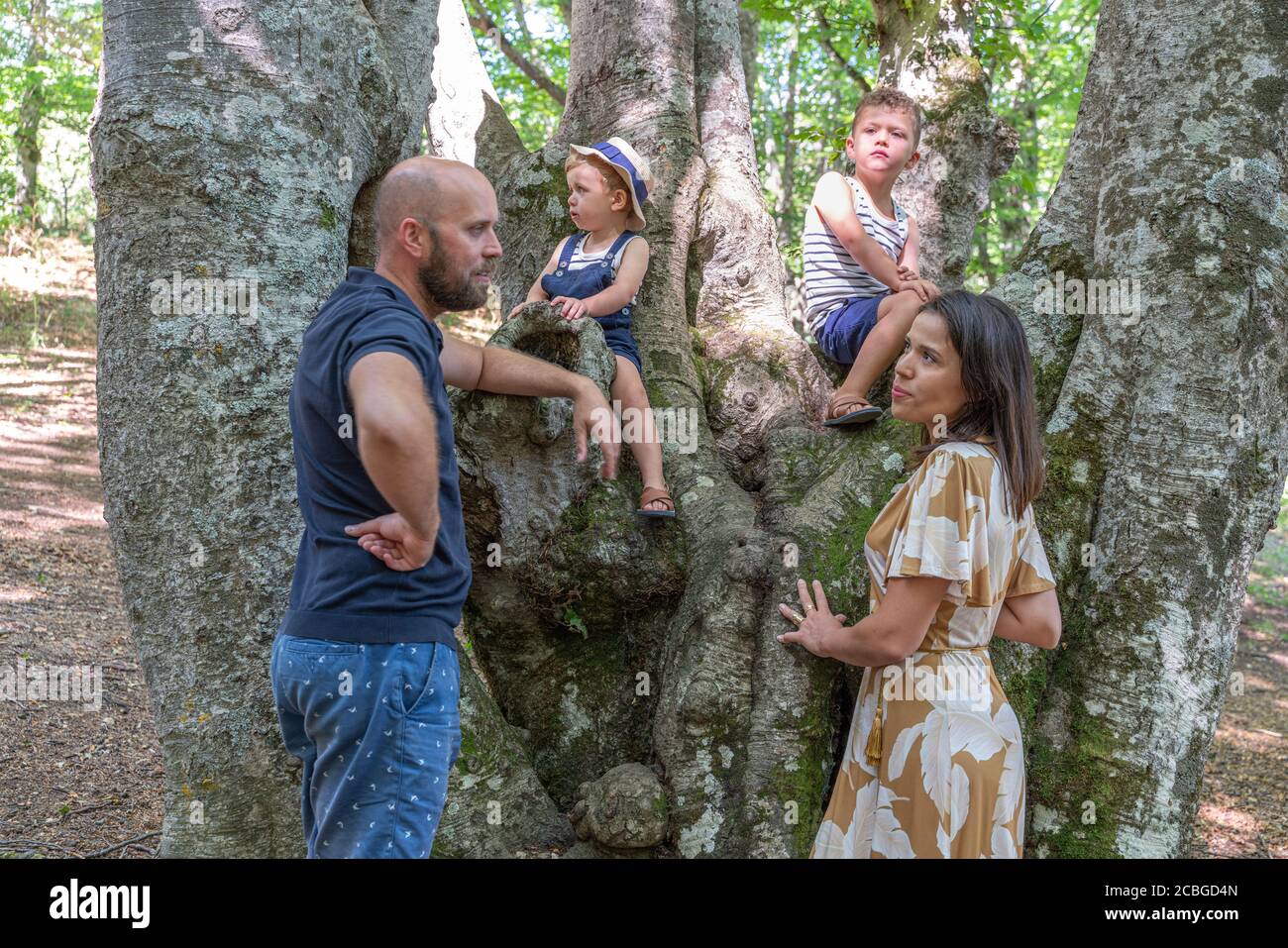 Famiglia francese escursioni nella foresta insieme su nuova normalità vacanza Foto Stock