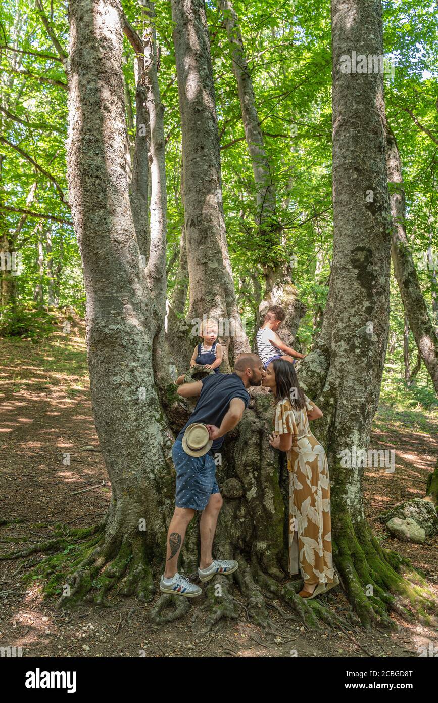 Famiglia francese escursioni nella foresta insieme su nuova normalità vacanza Foto Stock