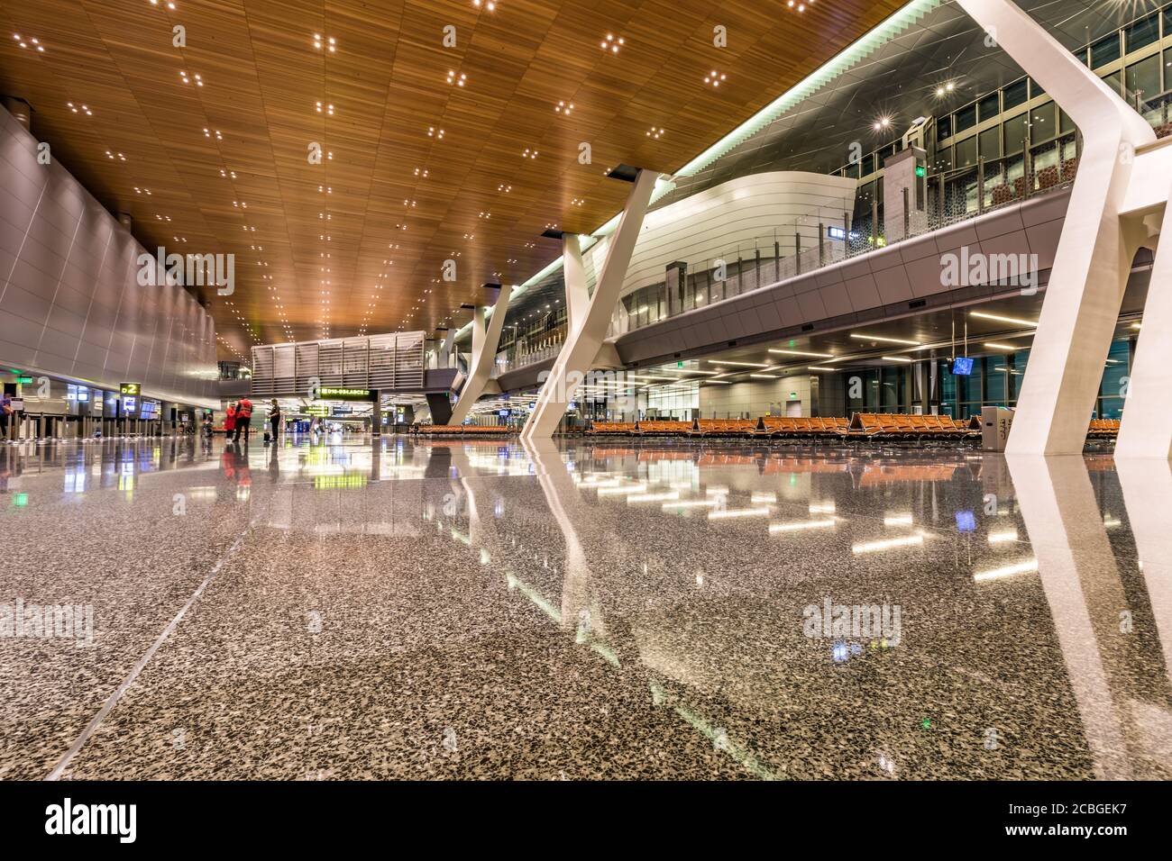 DOHA, QATAR - 16 AGOSTO 2019: Interno dell'aeroporto internazionale di Hamad. L'aeroporto ha aperto il 30 aprile 2014 con un volo cerimoniale Qatar Airways. Foto Stock