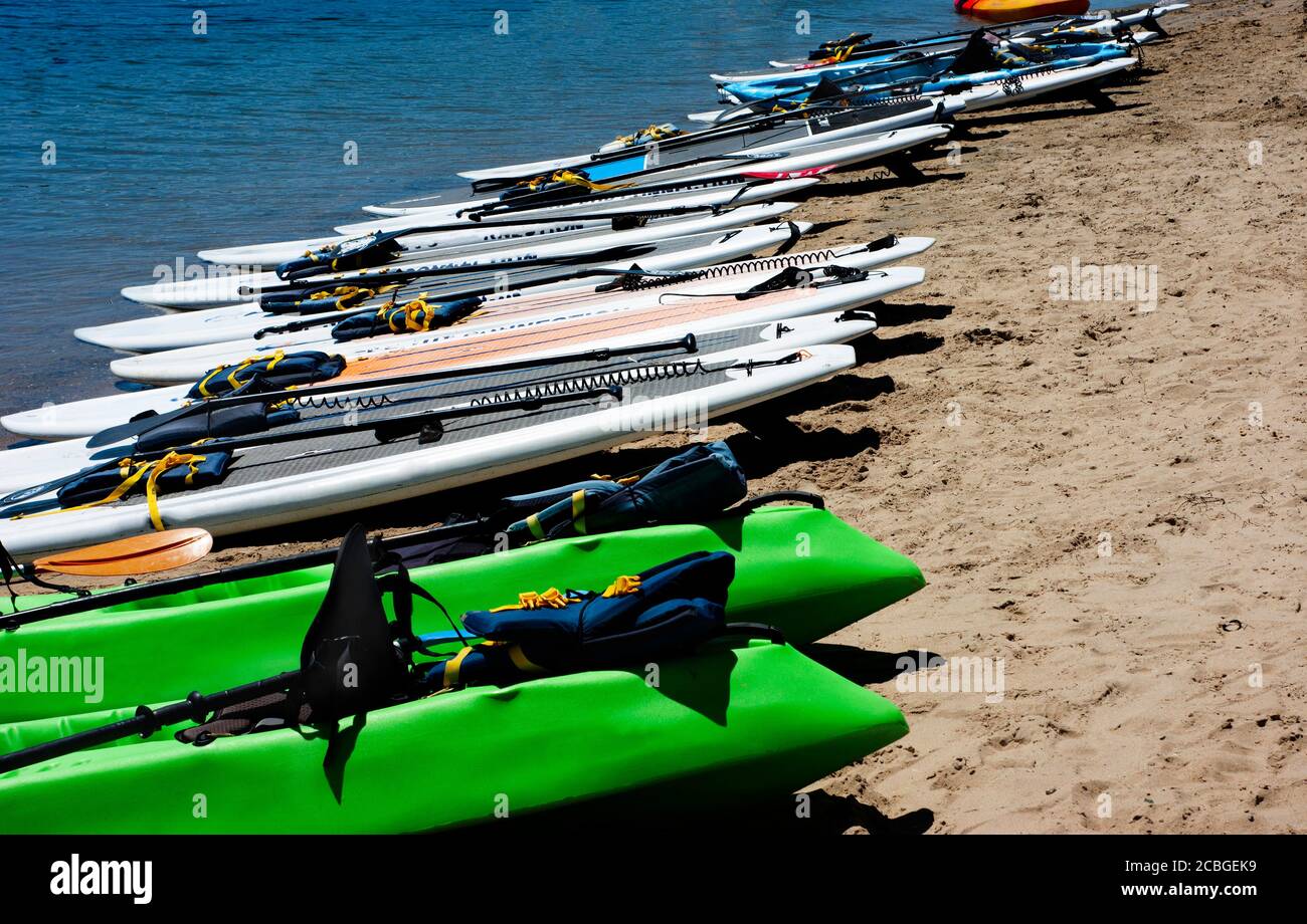 Kayak allineati in una fila sulla spiaggia di sabbia a San Diego. Nessuna gente. Spazio per la copia, message.SONY DSC Foto Stock