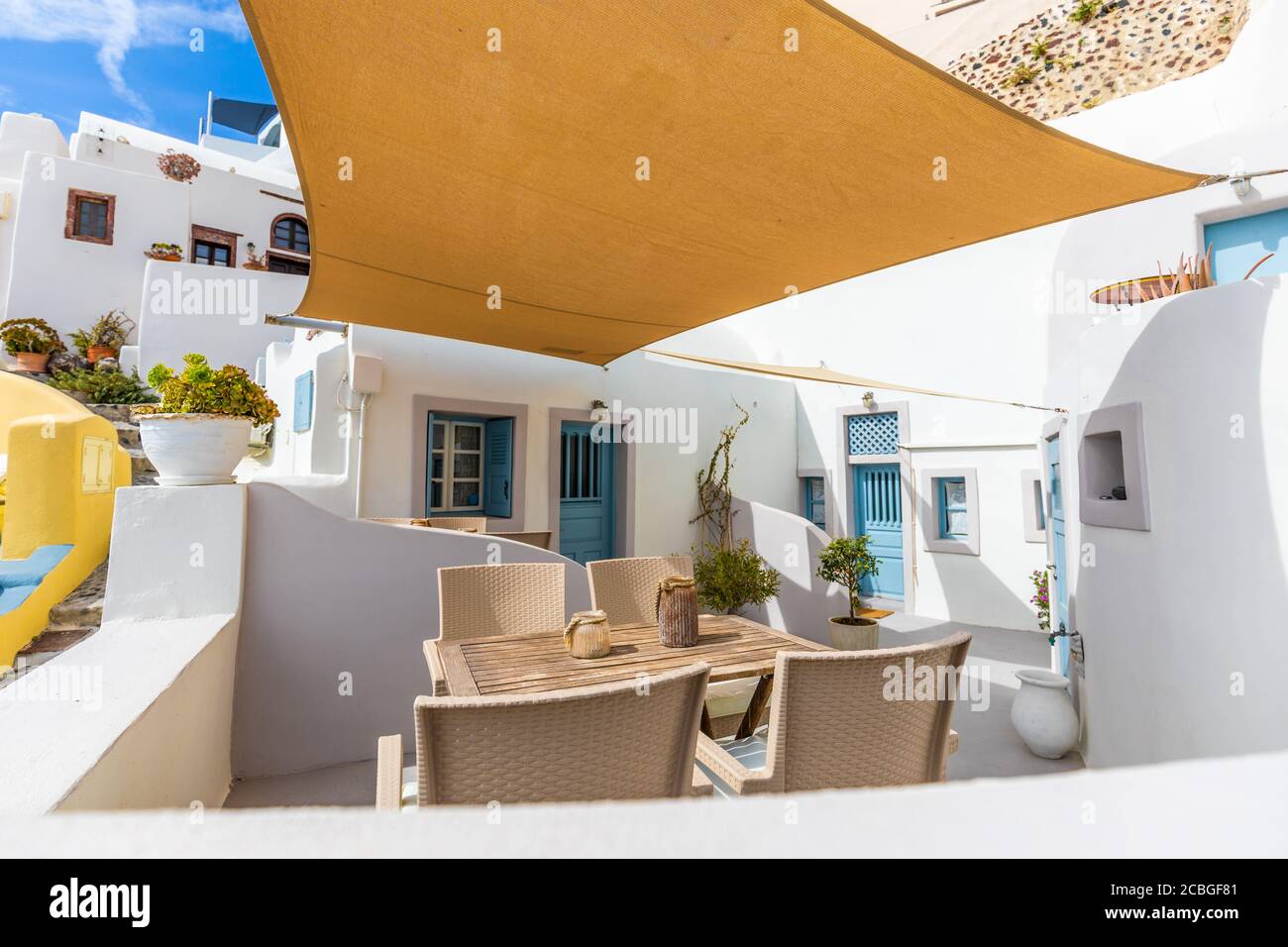 Tranquilla e rilassante terrazza ristorante di fronte alla spiaggia sull'isola di Santorini. Sedie a sdraio con vista sulla caldera, il villaggio di Oia Santorini Foto Stock