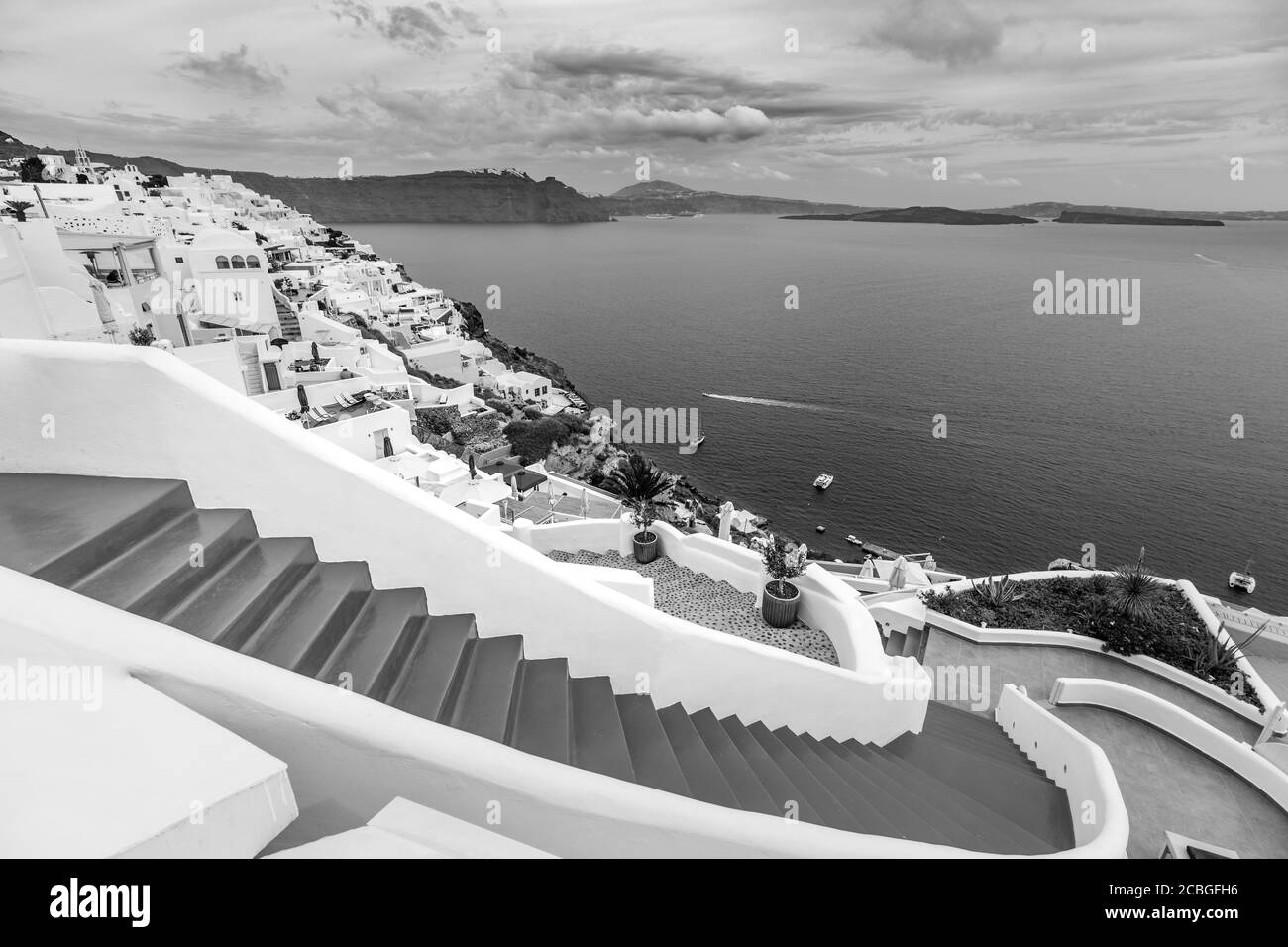 Immagine in bianco e nero dell'architettura bianca di Santorini Oia, Grecia. Orizzontale da viaggio monocromatico. Processo drammatico, Mar Egeo in bianco e nero Foto Stock