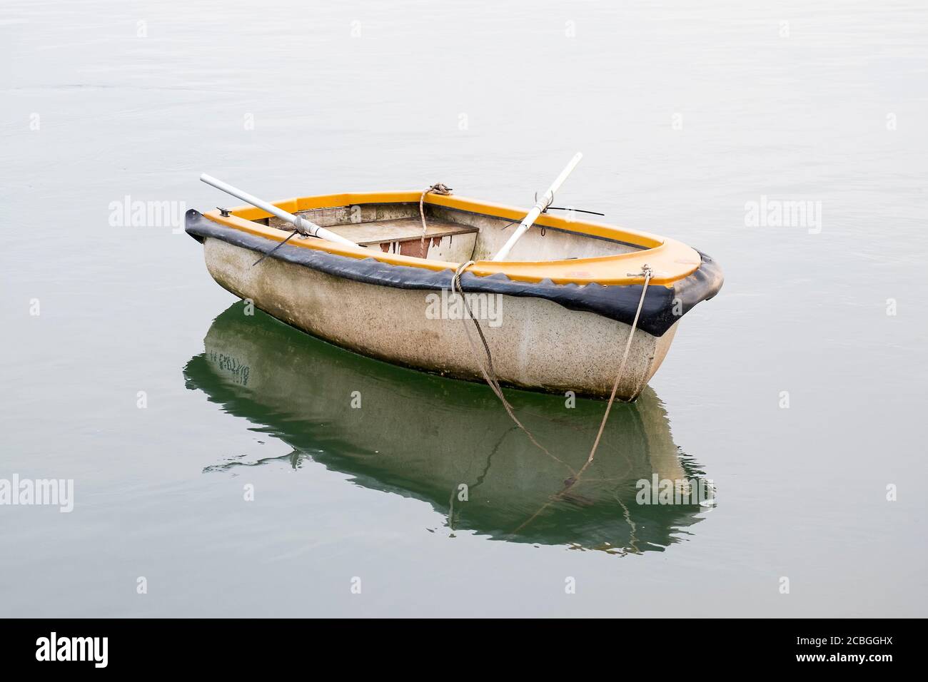 Piccola barca a file ancorata su un'alta marea Foto Stock