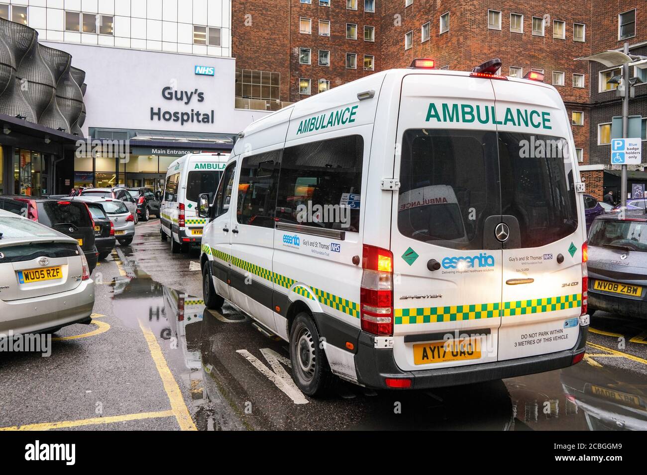 Londra, Regno Unito - 01 febbraio 2019: Furgoni ambulanza fronte del Guy's Hospital - uno dei più grandi strutture mediche / di insegnamento della capitale del Regno Unito, fondata Foto Stock