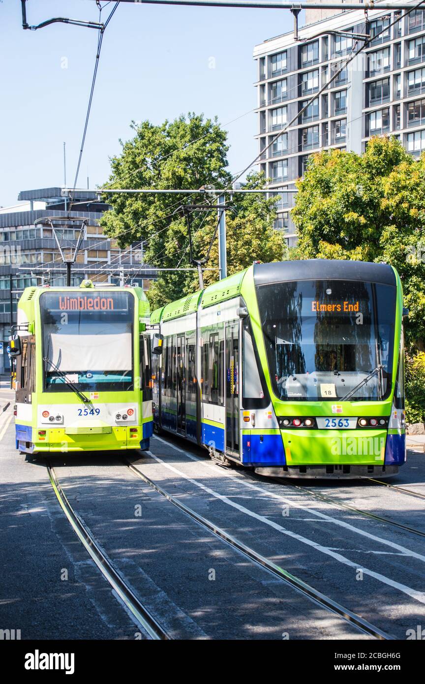 Due tram che si incrociano a sud di Londra, Croydon Foto Stock