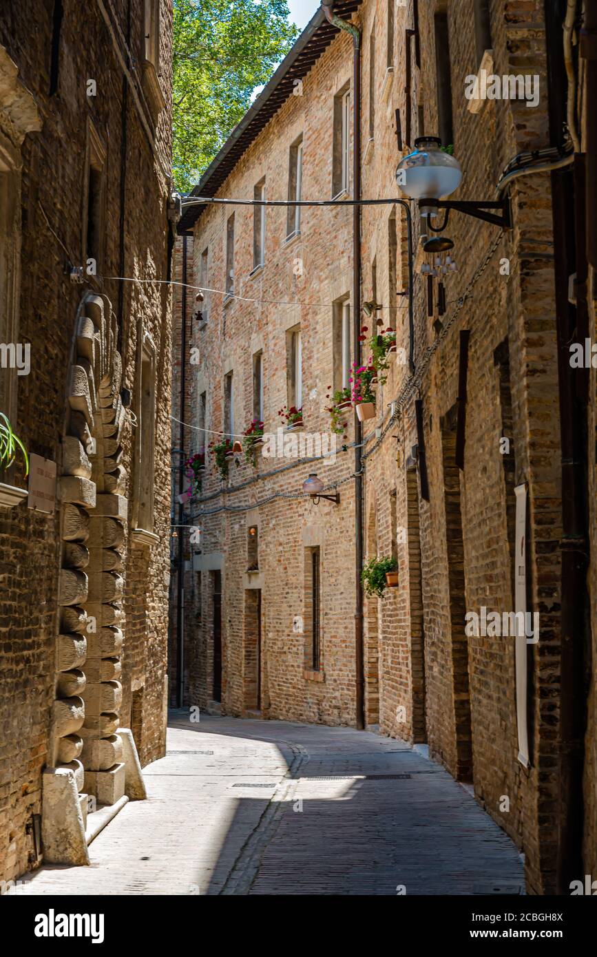 Urbino: Il suo centro storico è un sito patrimonio dell'umanità dell'UNESCO. La città era uno dei centri più importanti del Rinascimento italiano Foto Stock