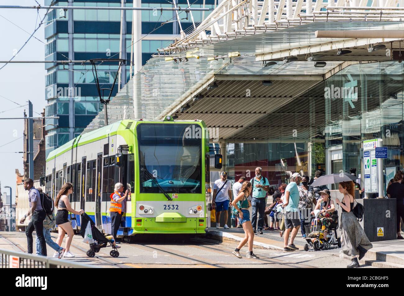 La fermata del tram della stazione di Croydon a Londra è in una calda giornata estiva Foto Stock