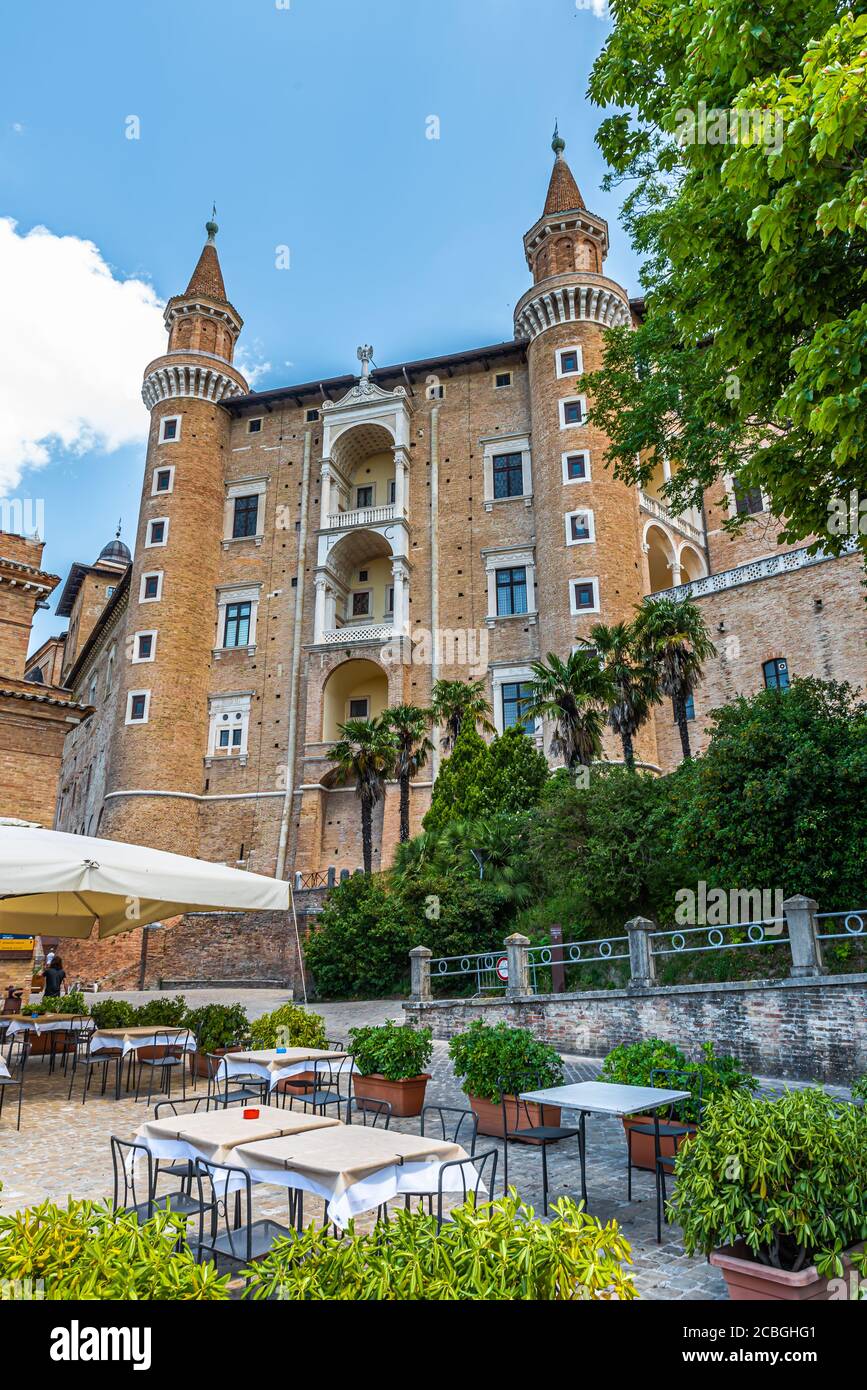 Urbino: Il suo centro storico è un sito patrimonio dell'umanità dell'UNESCO. La città era uno dei centri più importanti del Rinascimento italiano Foto Stock