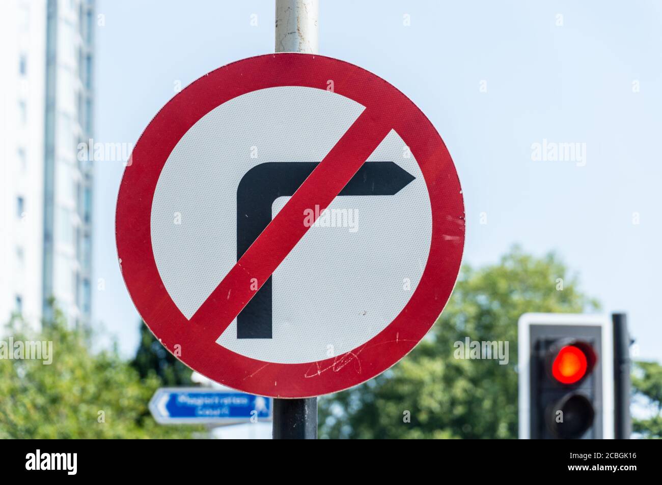 Svolta a destra, segnale stradale vietato per il regno unito Foto Stock