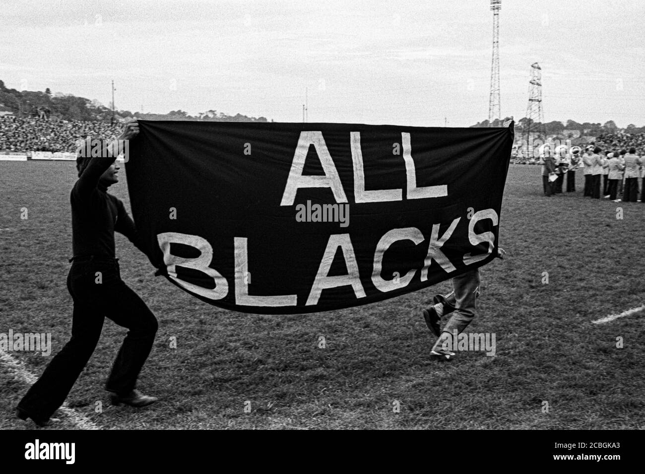 Tutti i fan di Blacks che corrono in campo prima della partita con Llanelli RFC al parco di Stradey, Llanelli, il 21 ottobre 1980. Foto Stock