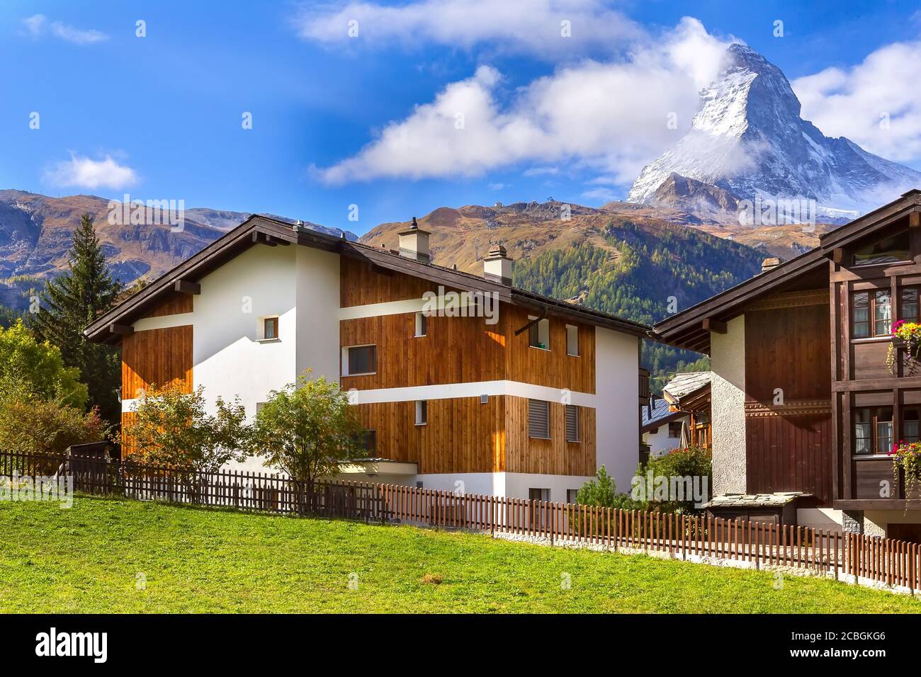 Monte Cervino e Zermatt case alpine panorama, Svizzera, Alpi svizzere Foto Stock
