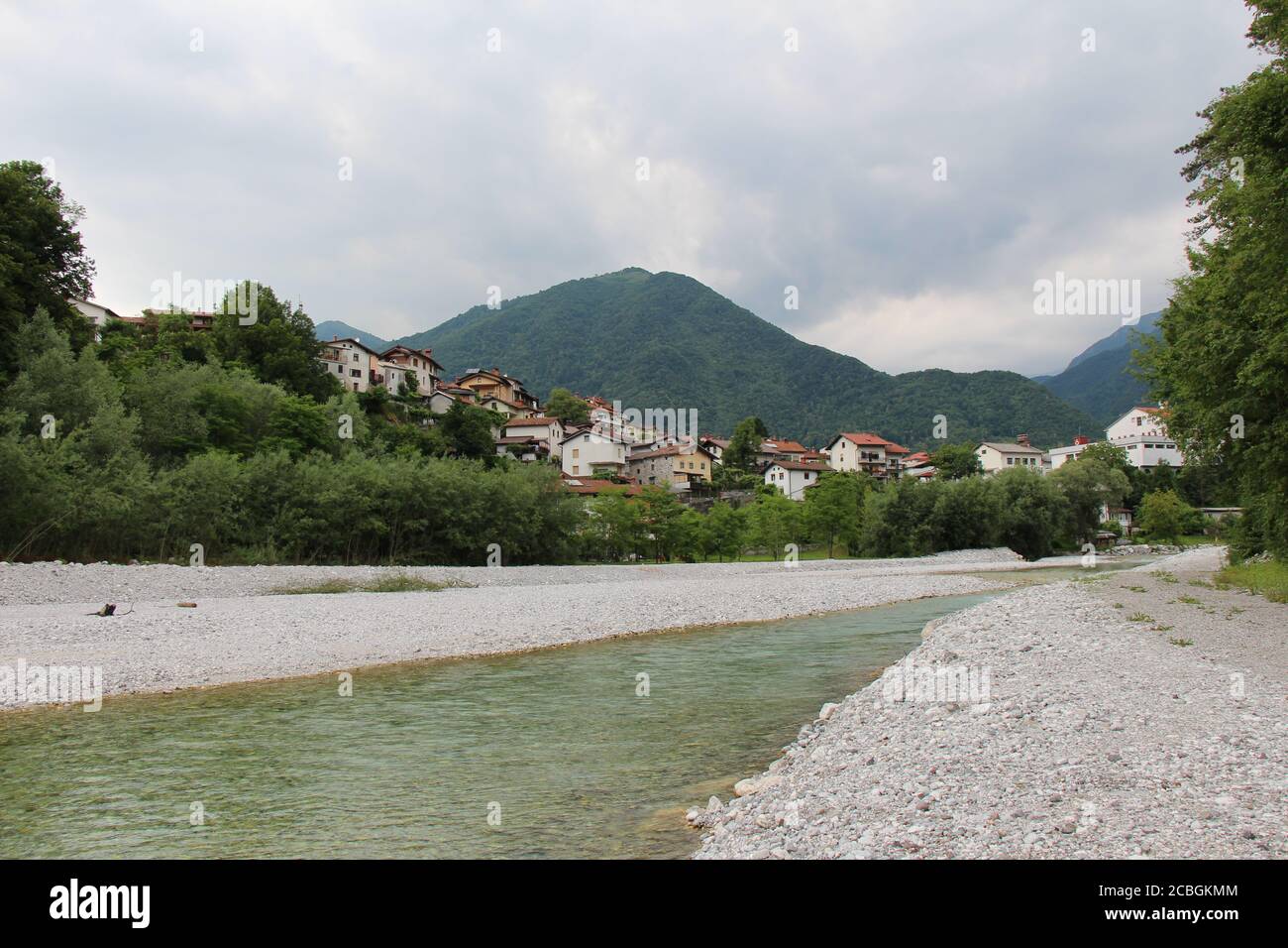 Bassi flussi sul fiume Tolminka a Tolmin, con ghiaia barre esposte, Slovenia Foto Stock