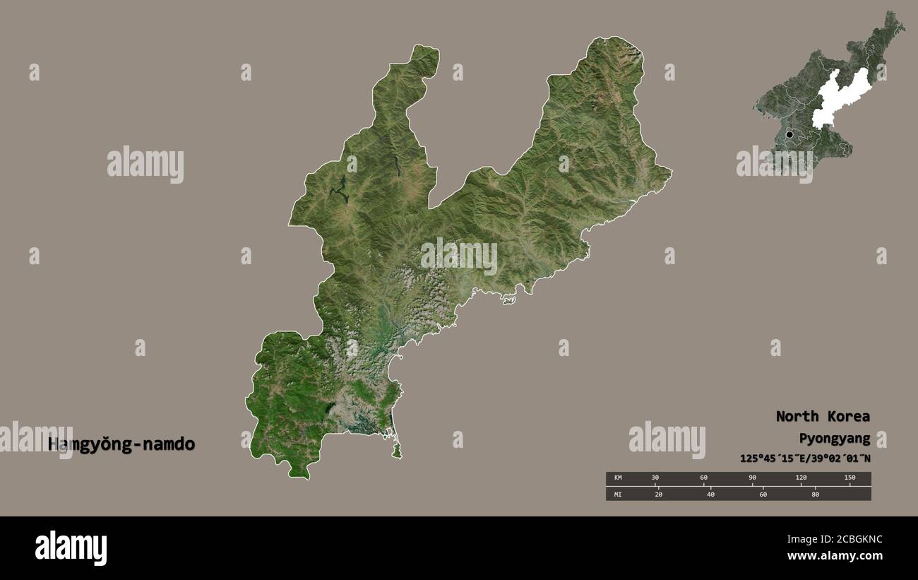 Forma di Hamgyŏng-namdo, provincia della Corea del Nord, con la sua capitale isolata su solido sfondo. Scala della distanza, anteprima della regione ed etichette. Satellite Foto Stock