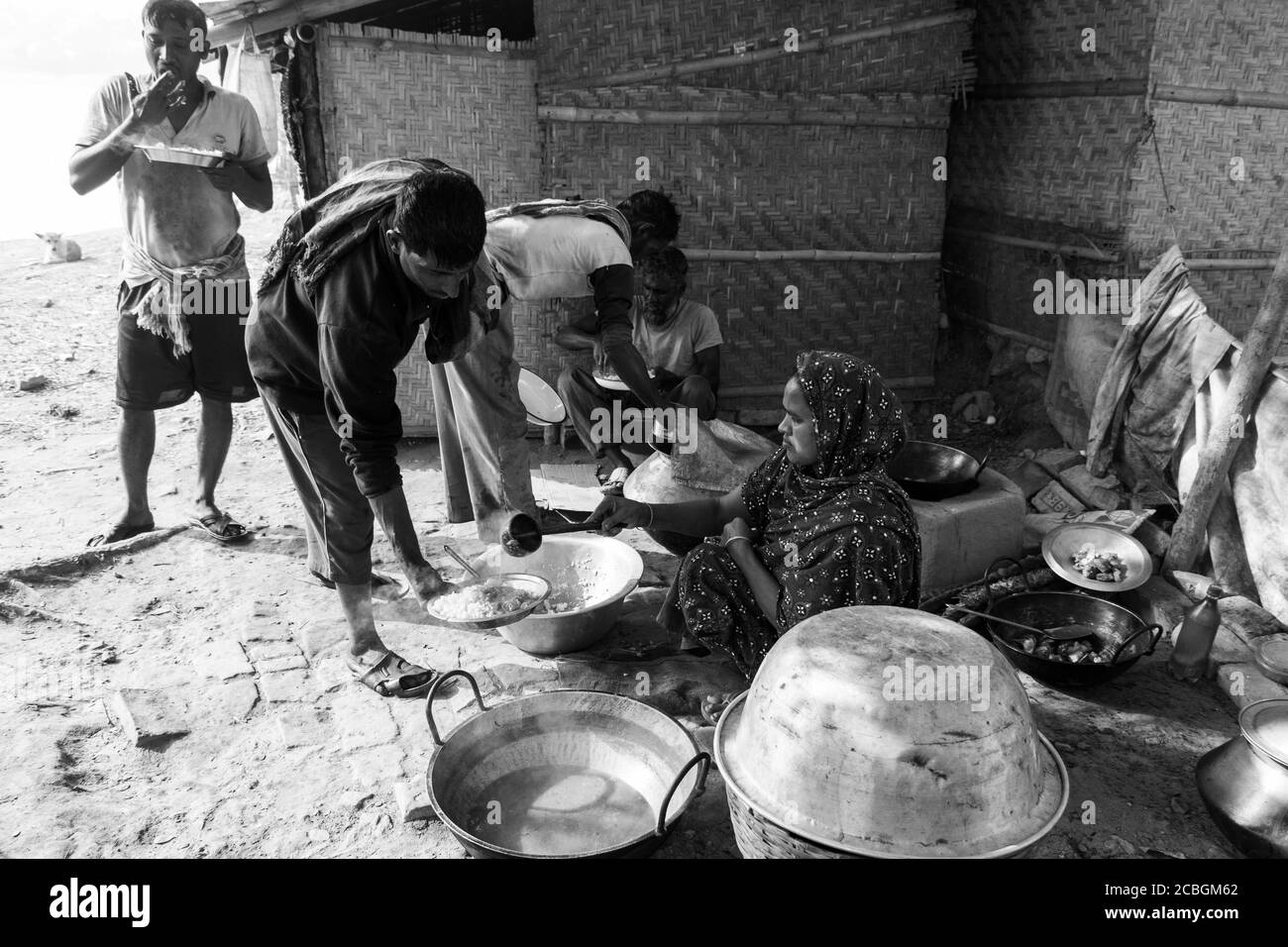 Le lavoratrici stanno scaricando carbone da una barca di carico in Khulna Bangladesh. L'industria del mattone è uno dei consumatori principali di questo carbone. Foto Stock