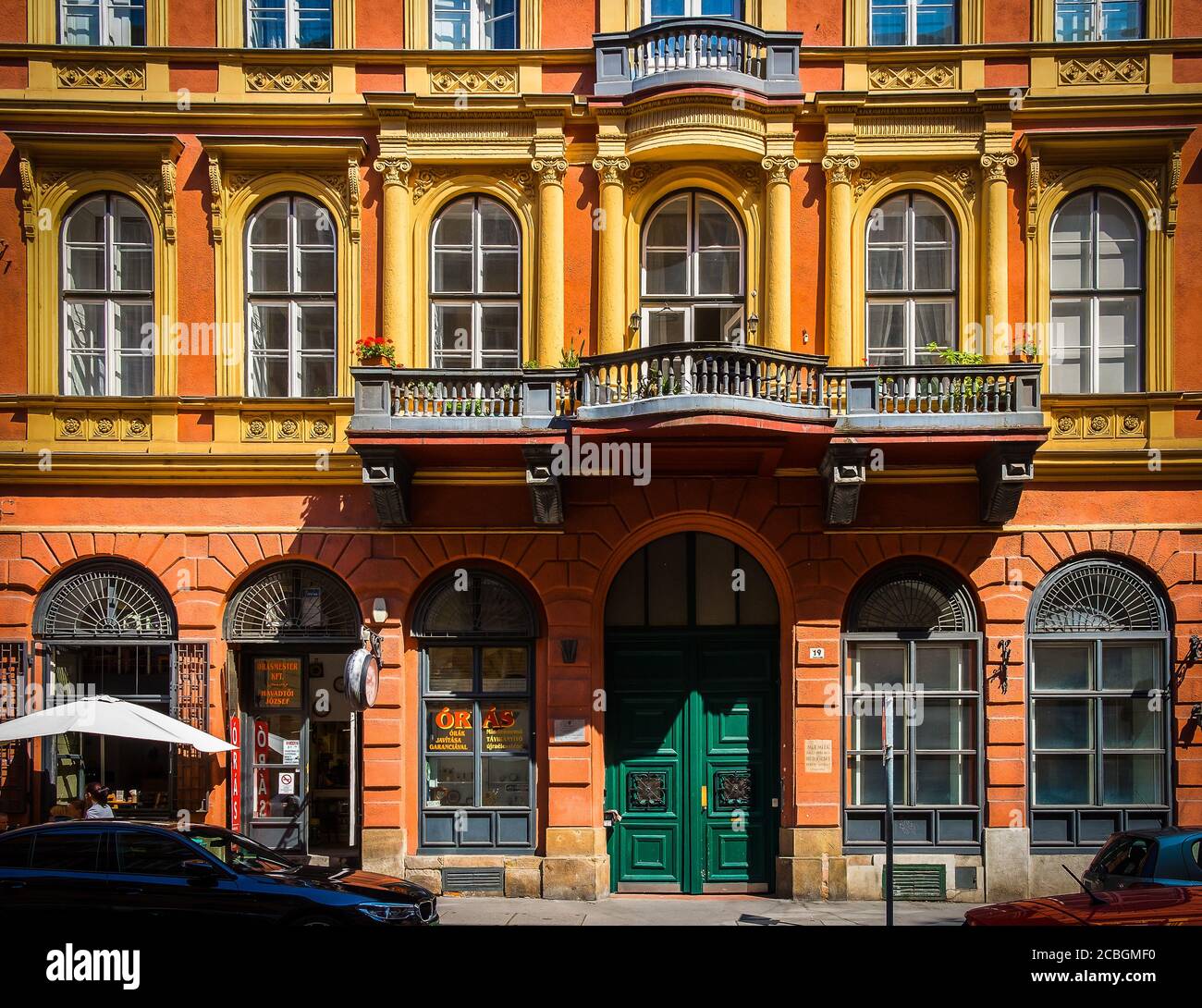 Ungheria, Budapest, ago 2019, facciata colorata edificio con un negozio di orologi al piano terra al 19 Nador Street Foto Stock
