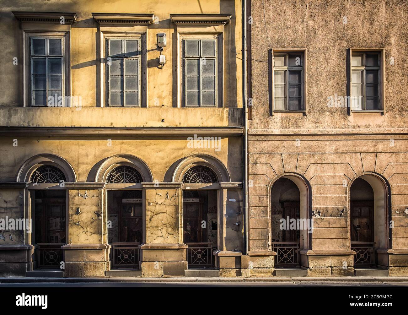 Ungheria, Budapest, ago 2019, primo piano di una facciata di un vecchio edificio al tramonto Foto Stock