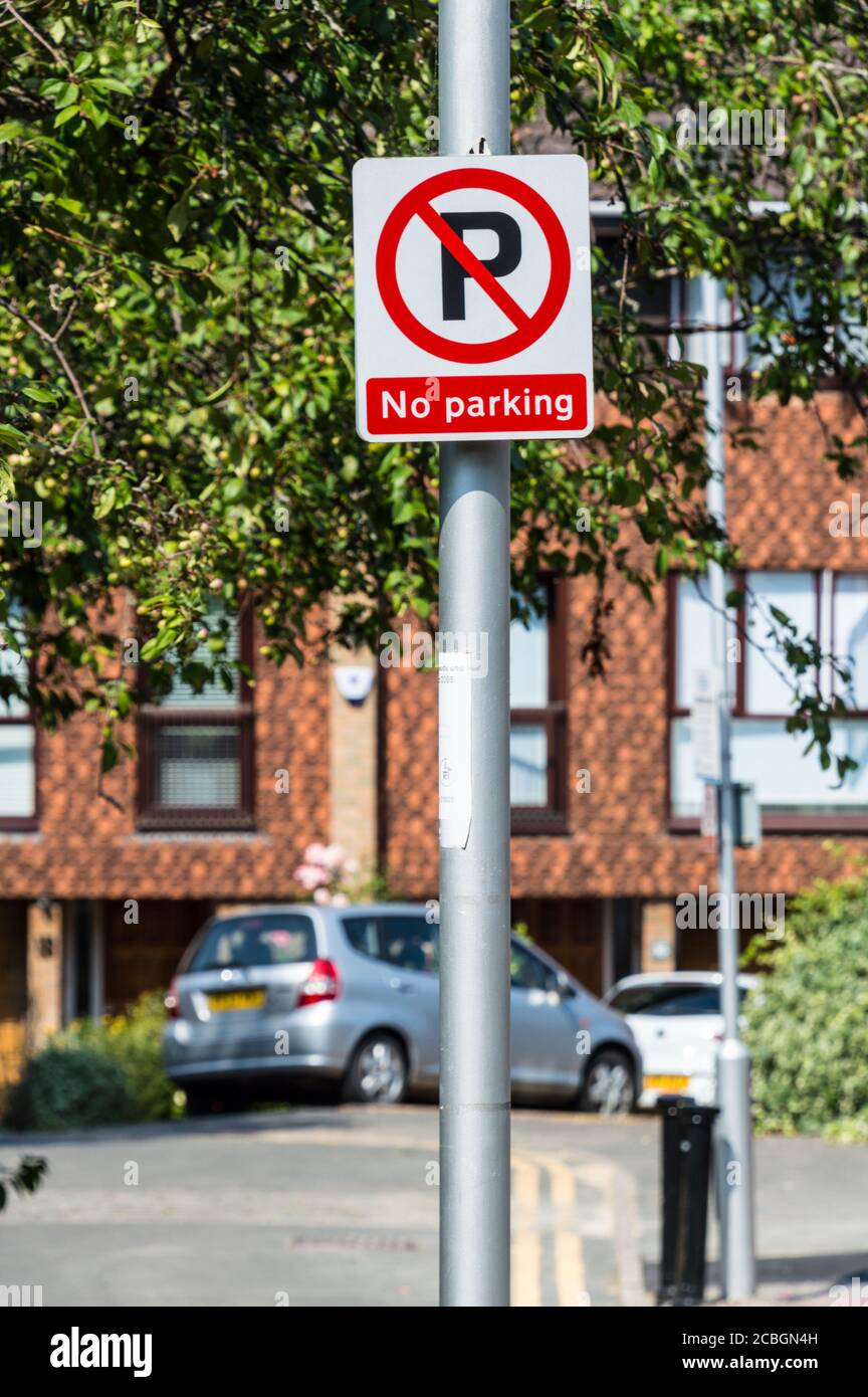 Nessun cartello di parcheggio sul lampione in area residenziale privata Foto Stock
