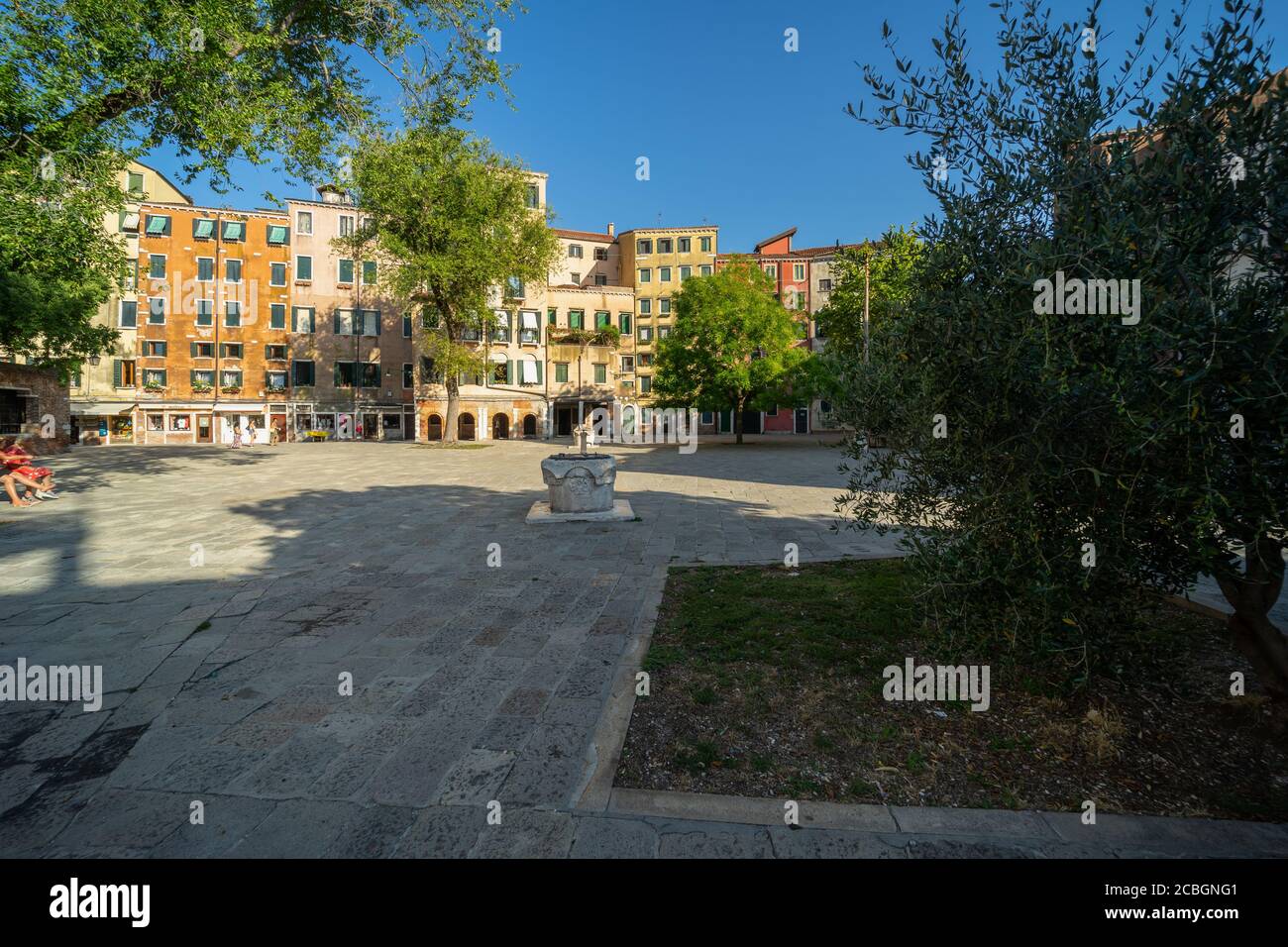 Il ghetto ebraico, quartiere Cannaregio, Venezia, Italia; un panorama di Piazza campo del Ghetto Novo con antico pozzo e ulivo Foto Stock