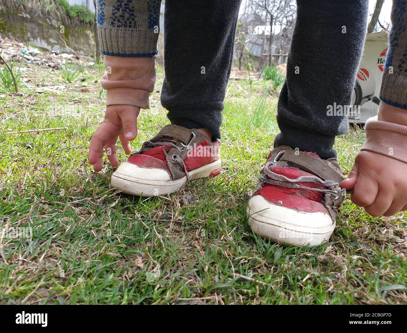 Bambini che giocano con orsacchiotto in un parco. Le parti del corpo dei capretti sembrano giocare con i giocattoli. I bambini spesso esprimono emozioni e pensieri mentre giocano. Foto Stock