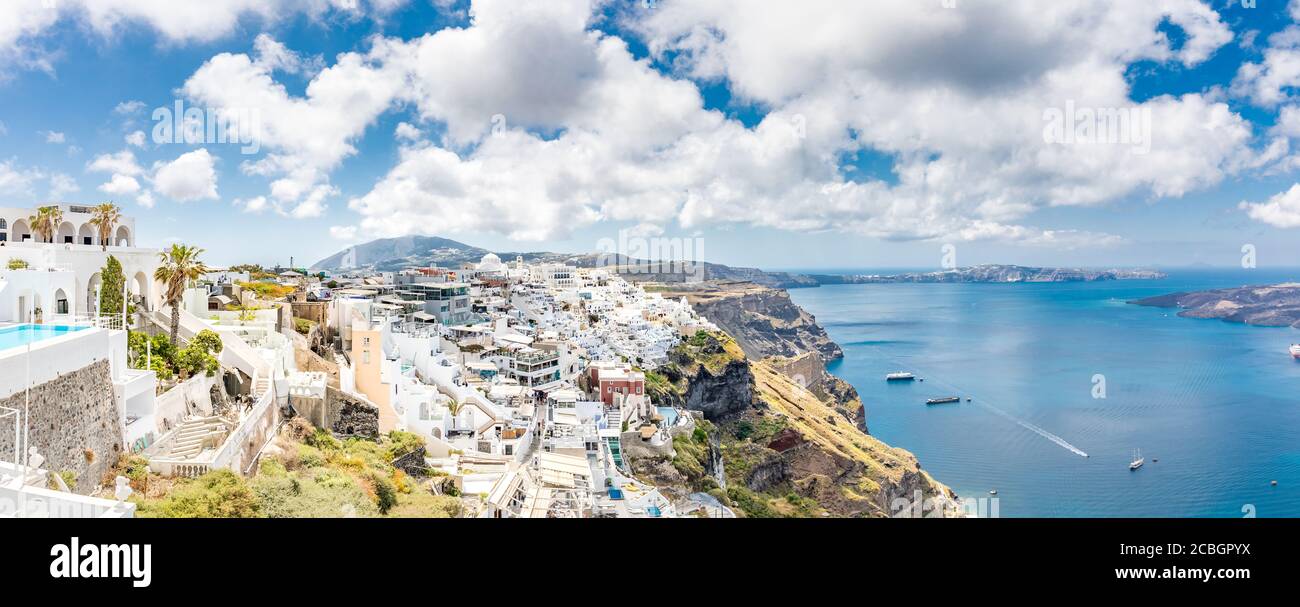 Panorama mattutino dell'architettura bianca sulle scogliere e sulla baia blu del mare nell'isola di Santorini. Destinazione turistica estiva di lusso, la vacanza vibes vista incredibile Foto Stock