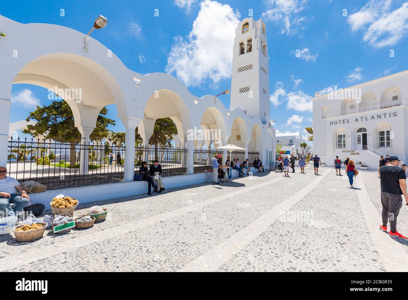 Fira, Santorini in Grecia - 15.10.2019: Una strada trafficata nella città di Fira con boutique e negozi di souvenir e un sacco di turisti. Foto Stock
