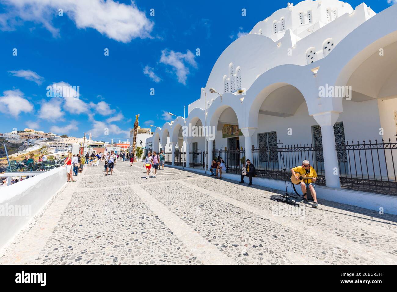 Fira, Santorini in Grecia - 15.10.2019: Una strada trafficata nella città di Fira con boutique e negozi di souvenir e un sacco di turisti. Foto Stock