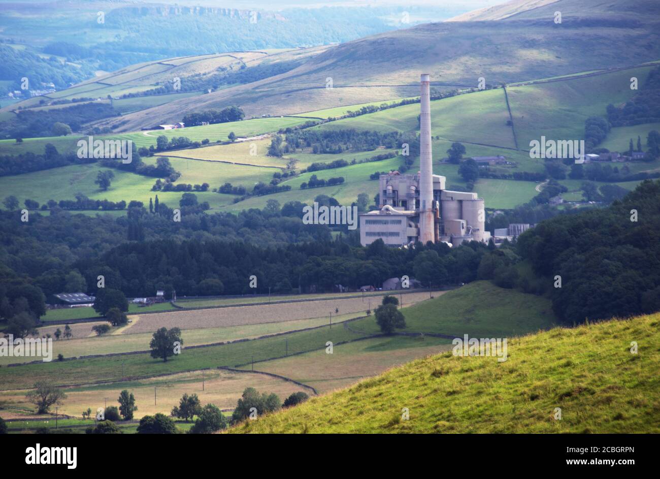 Hope Construction Materials ora possiede le vecchie opere di cemento Blue Circle Agire come un occhio-catcher in Hope Valley Derbyshire Foto Stock