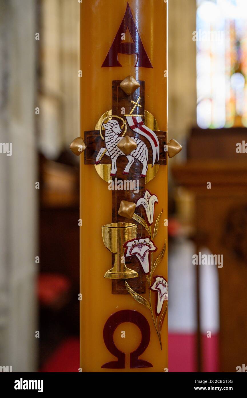 Candela pasquale (utilizzata per tutta la stagione pasquale). Cattedrale di San Martino a Bratislava. Bratislava, Slovacchia. 2020/05/20. Foto Stock