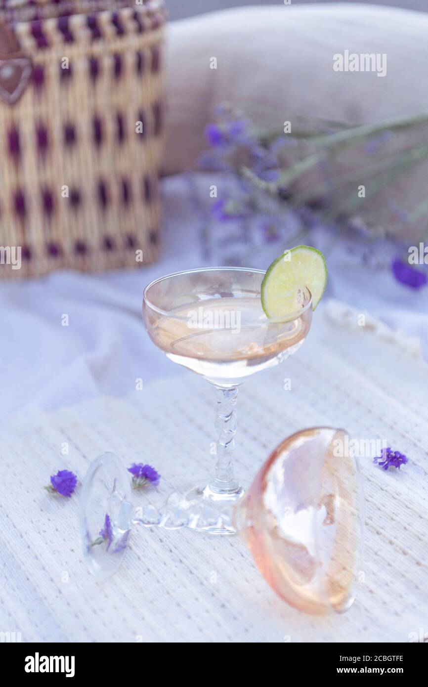 Lavanda viola e bicchiere di champagne in un romantico valentines giornata pic-nic a disposizione piatto Foto Stock