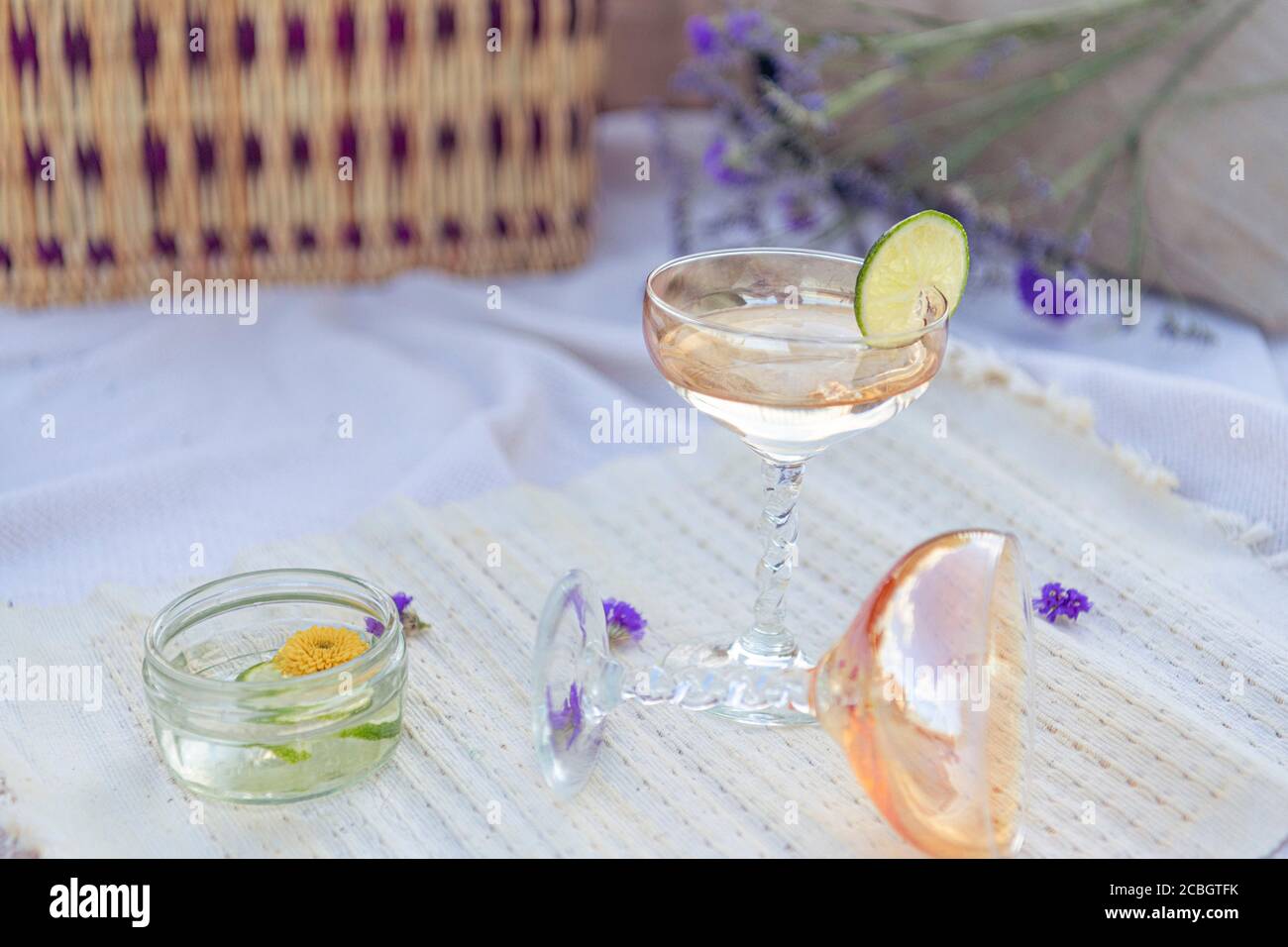 Bicchiere di champagne in un romantico appartamento da picnic valentines day disposizione Foto Stock