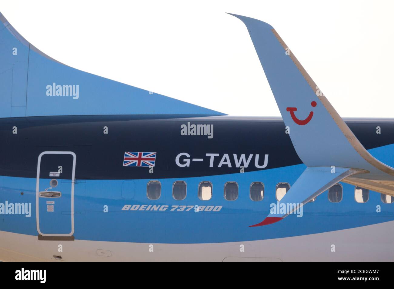 Glasgow, Scozia, Regno Unito. 13 Agosto 2020. Nella foto: Un TUI Airlines Boeing 737-800 (reg G-TAWU) si erge vuoto sulla asfalto dell'aeroporto di Glasgow in una calda serata estiva, dove normalmente l'aeroporto si trova nel suo periodo più trafficato. Un contrasto di partenza questa sera come i jet e i motori si levano in piedi calmi e TUI Airlines posti perde questo trimestre di £1.8 miliardi a causa dei clienti non volare e il coronavirus (COOVID19) blocco. I clienti stanno cercando il prossimo anno una vacanza in famiglia e un viaggio aereo. Credit: Colin Fisher/Alamy Live News Foto Stock