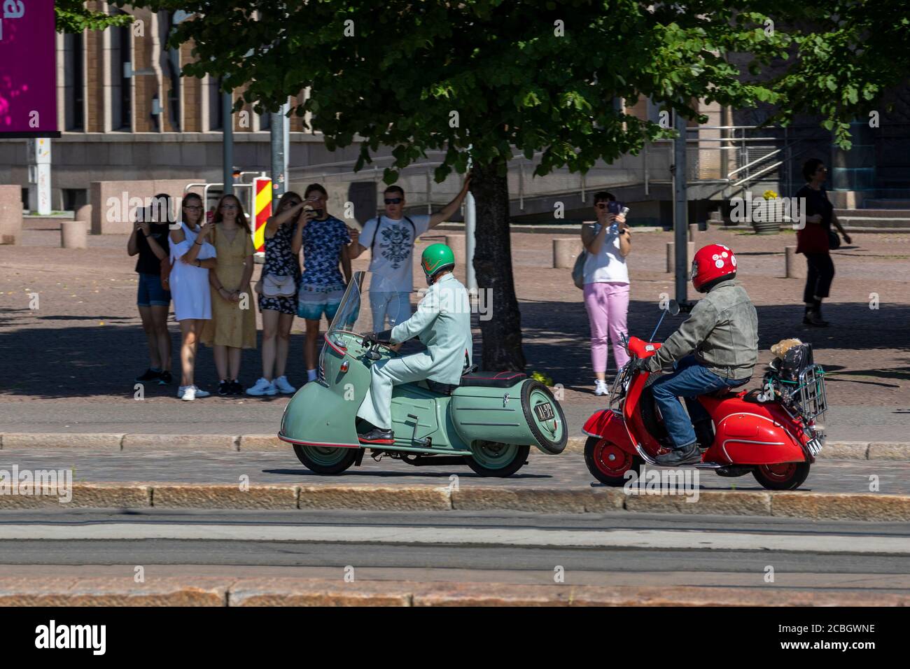 Una sfilata di scooter si è tenuta in una giornata nazionale di Skoter a Helsinki, in Finlandia. I veicoli d'epoca hanno attraversato le strade principali del centro della capitale finlandese. Foto Stock