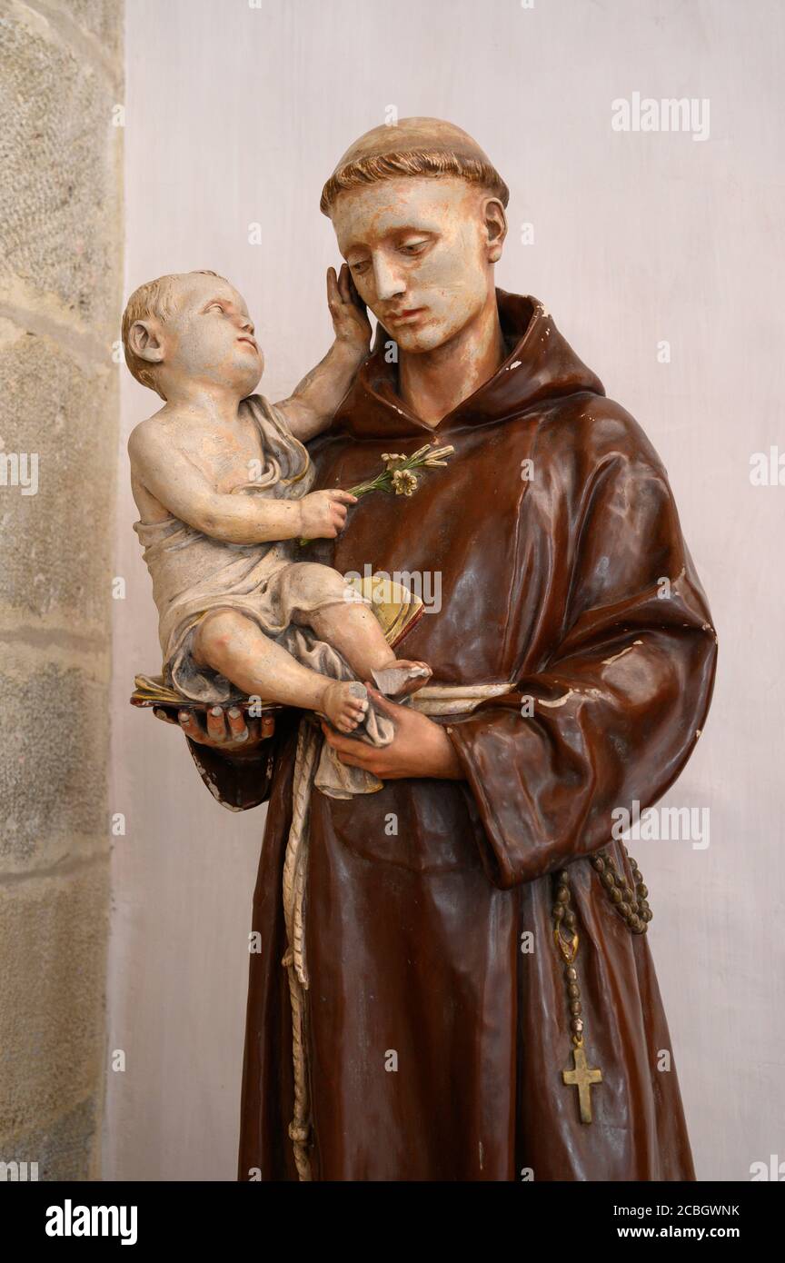 Una statua di Sant'Antonio da Padova con Gesù bambino. Cattedrale di San Martino a Bratislava, Slovacchia. Foto Stock