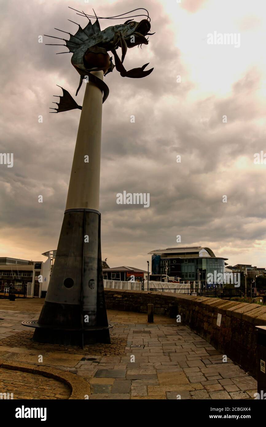 Plymouth, UK 05/10/2010: Statua di una creatura marina biblica (Leviathan) su una colonna (nota anche come gamberetto barbicano). E' un famoso punto di riferimento sul molo ovest di Foto Stock