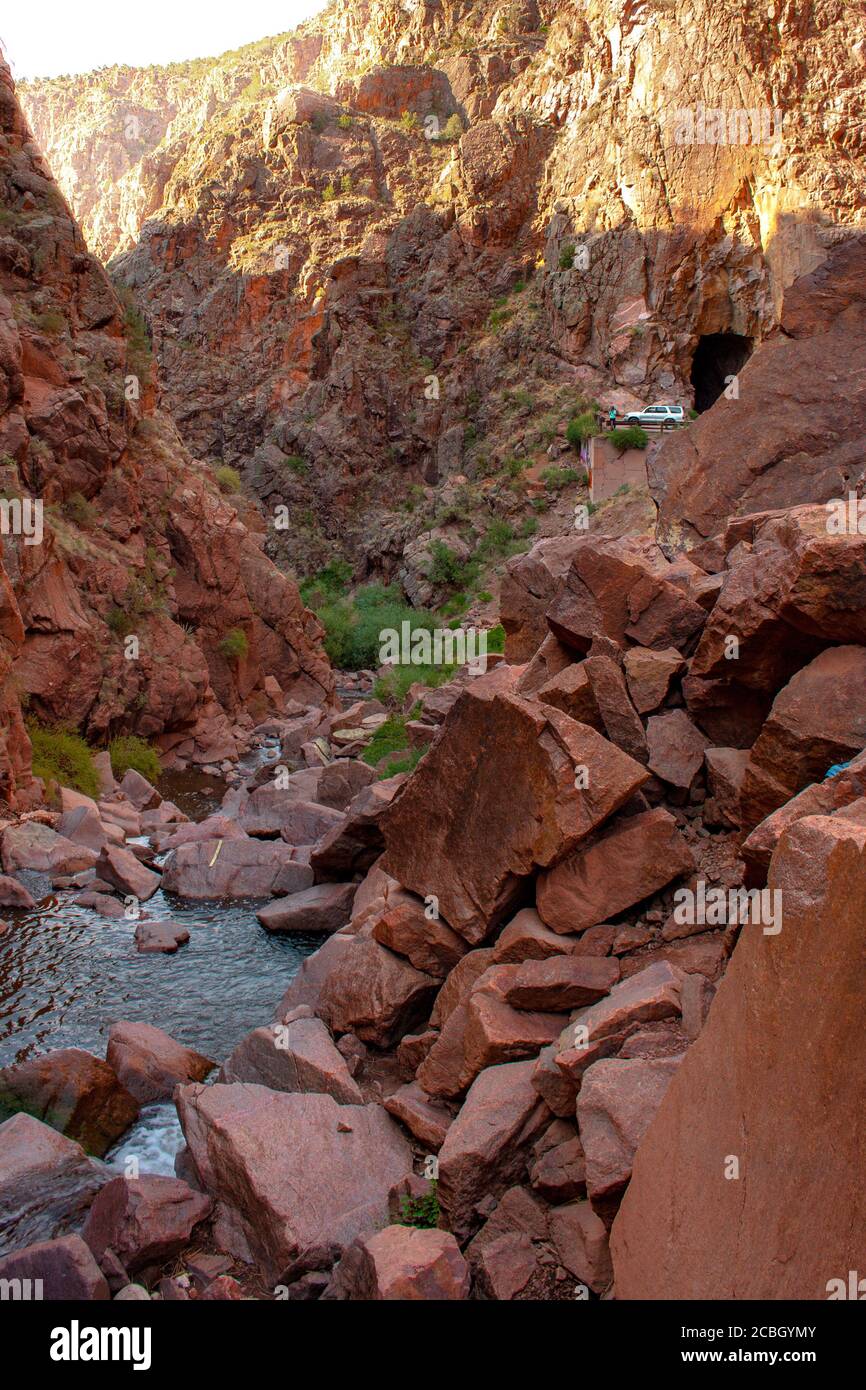Gilman Tunnels a Jemez Springs, New Mexico, in un canyon di roccia rossa con un piccolo fiume Foto Stock
