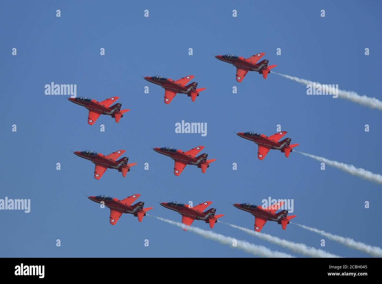 Il famoso team di visualizzazione delle acrobazie rosse ha presentato oggi un'incredibile mostra su Anglesey. Il team ha tenuto una prova di allenamento sulla RAF Valley ad Anglesey, davanti a una serie di prove di volo questo fine settimana per i servizi della Victory in Japan Day. Foto d'archivio di Credit Ian Fairfrate/Alamy Foto Stock