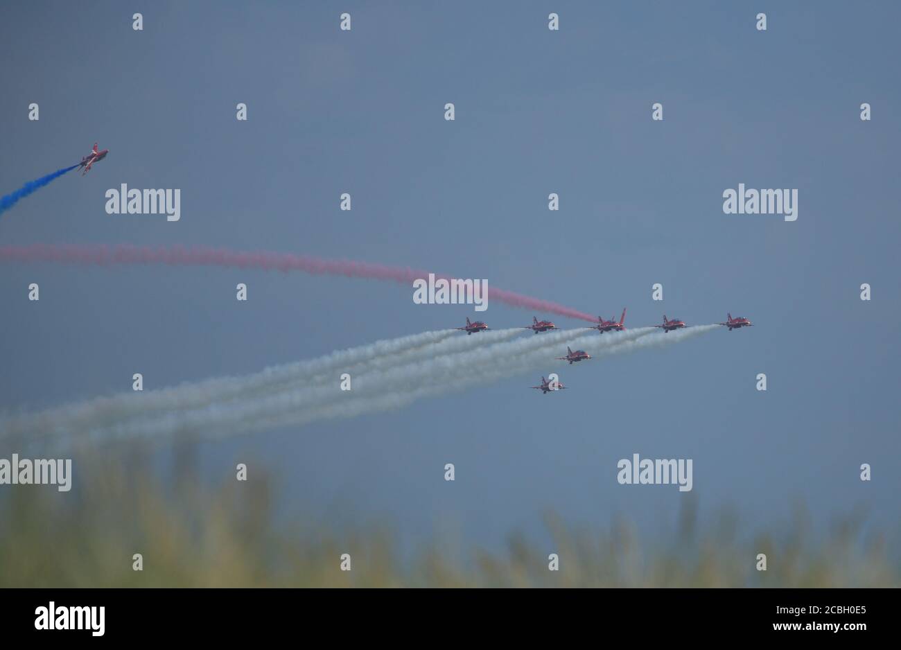 Il famoso team di visualizzazione delle acrobazie rosse ha presentato oggi un'incredibile mostra su Anglesey. Il team ha tenuto una prova di allenamento sulla RAF Valley ad Anglesey, davanti a una serie di prove di volo questo fine settimana per i servizi della Victory in Japan Day. Foto d'archivio di Credit Ian Fairfrate/Alamy Foto Stock