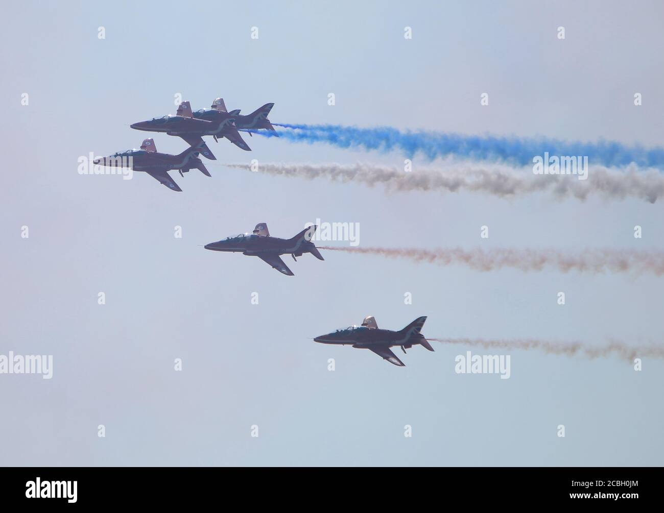 Il famoso team di visualizzazione delle acrobazie rosse ha presentato oggi un'incredibile mostra su Anglesey. Il team ha tenuto una prova di allenamento sulla RAF Valley ad Anglesey, davanti a una serie di prove di volo questo fine settimana per i servizi della Victory in Japan Day. Foto d'archivio di Credit Ian Fairfrate/Alamy Foto Stock