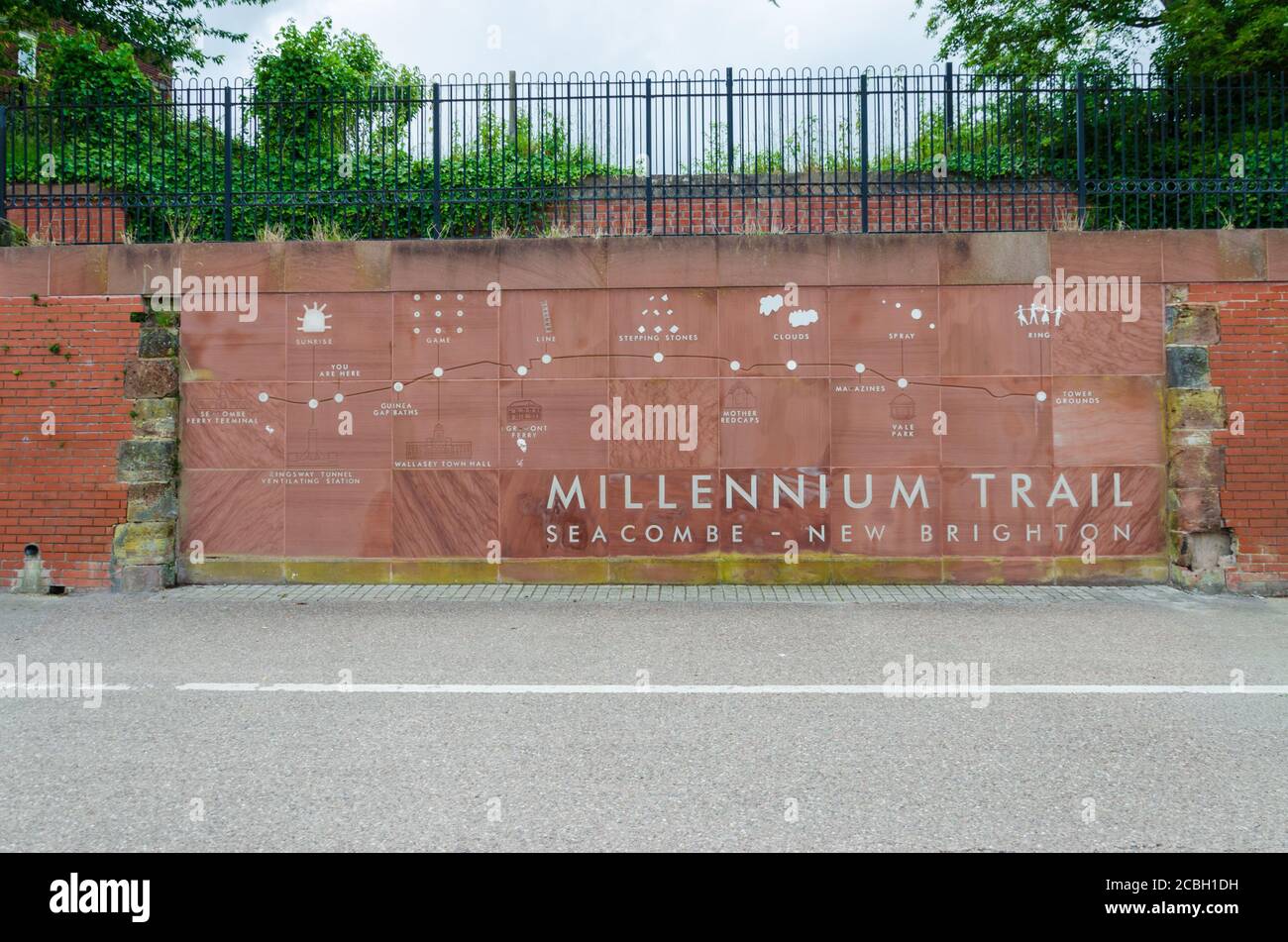 Seacombe, Regno Unito: 23 giugno 2020: UNA parete di mattoni rossi contiene un planogramma del Millennium Trail Foto Stock