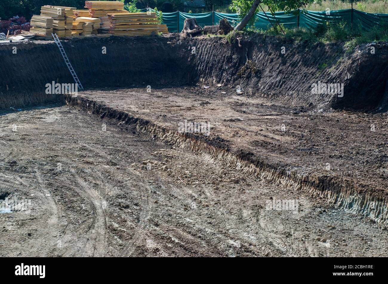 Scavo per la costruzione di un grande edificio closeup in giornata di sole Foto Stock
