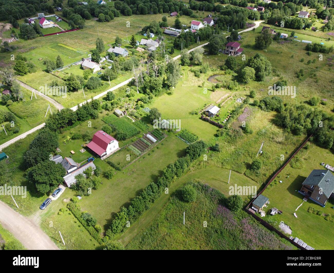 fotografia aerea di un piccolo villaggio in una giornata estiva di sole Foto Stock