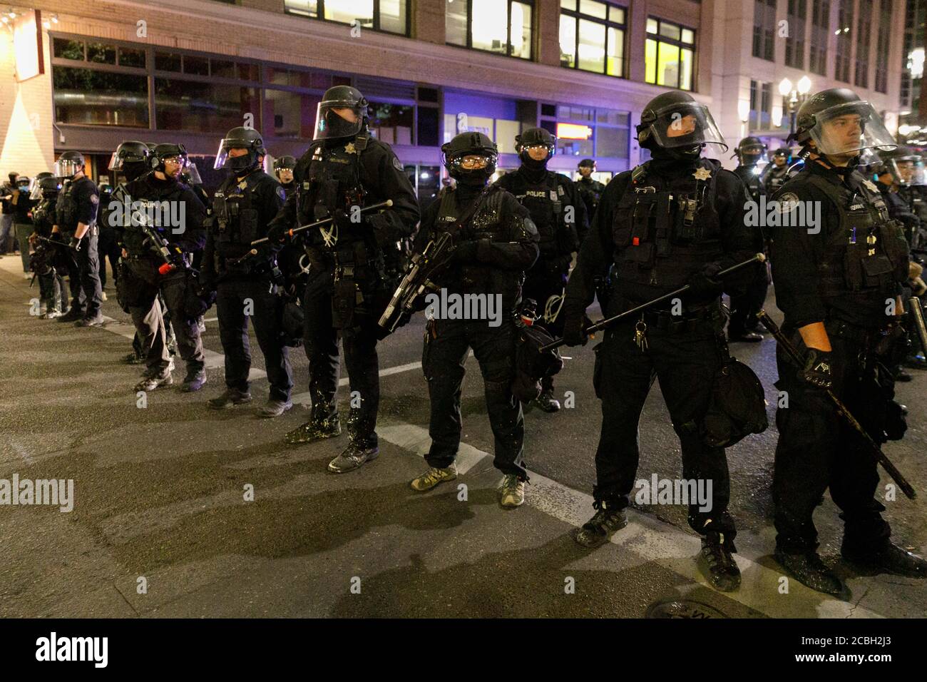 Portland, Stati Uniti. 12 agosto 2020. Circa duecento manifestanti si sono radunati a Portland, Oregon, la notte del 12 agosto 2020 per la 77a notte consecutiva delle proteste per la brutalità della polizia e della Black Lives. La polizia di Portland dichiarò una rivolta e cominciò a usare il gas lacrimale CS a circa 11.30 PM. © John Rudoff 2020 Credit: Sipa USA/Alamy Live News Foto Stock